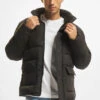 URBAN CLASSICS Herren Winterjacke Short In Schwarz 1 URBAN CLASSICS Herren Winterjacke Short In Schwarz -Modisches Herrenbekleidungs Geschäft urban classics winterjacke schwarz 861005