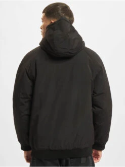 URBAN CLASSICS Herren Winterjacke Zip Zag Fastlane In Schwarz -Modisches Herrenbekleidungs Geschäft urban classics winterjacke schwarz 90295 1