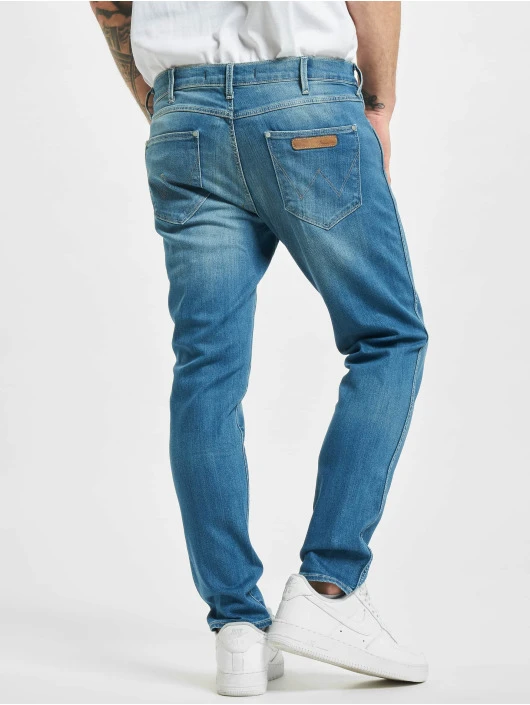 Herren Straight Fit Jeans Destroyed in blau Wrangler Herren Straight Fit Jeans Destroyed In Blau -Modisches Herrenbekleidungs Geschäft wrangler straight fit jeans blau 821080 1